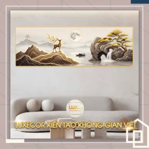 Bức tranh phong cảnh hươu vàng đón trăng khung composite treo phía trên ghế sofa cong hiện đại.