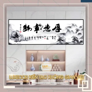 Tranh tráng gương thư pháp chữ Hán Hậu Đức Tải Vật nền tùng bách thủy mặc trang trí phòng làm việc.