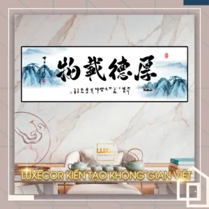 Mẫu tranh tráng gương thư pháp chữ Hán Hậu Đức Tải Vật cảnh non nước trang trí phòng trà.