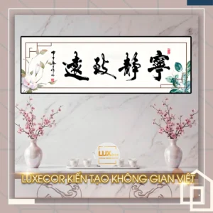 Tranh tráng gương thư pháp Ninh Tĩnh Trí Viễn kết hợp hoa mộc lan thanh tao decor phòng khách.