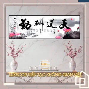 Tranh tráng gương thư pháp chữ Hán Thiên Đạo Thù Cần sen hồng vượng sắc decor phòng khách.