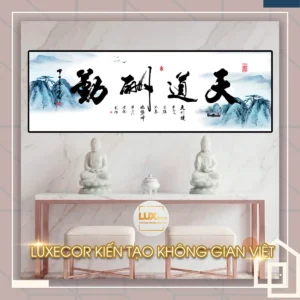 Tranh tráng gương thư pháp chữ Hán Thiên Đạo Thù Cần cảnh tùng xanh non nước Á Đông.