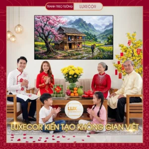 Gia đình quây quần ngày Tết ấm cúng bên bức tranh tráng gương phong cảnh Tây Bắc.