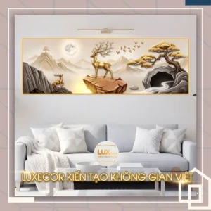 Bức tranh tráng gương hươu vàng đón lộc phong thủy treo trên ghế sofa phòng khách hiện đại.