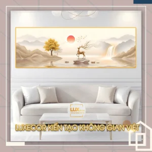 Bức tranh tráng gương hươu vàng mặt trời đỏ phong thủy treo phía trên sofa trắng sang trọng.