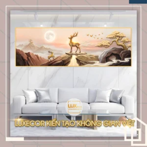 Bức tranh tráng gương hươu vàng phong thủy khung composite treo trên sofa trắng hiện đại.