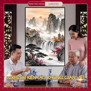 Gia đình quây quần uống trà dưới bức tranh tráng gương Liên Sơn Vạn Thọ phong thủy tụ tài.