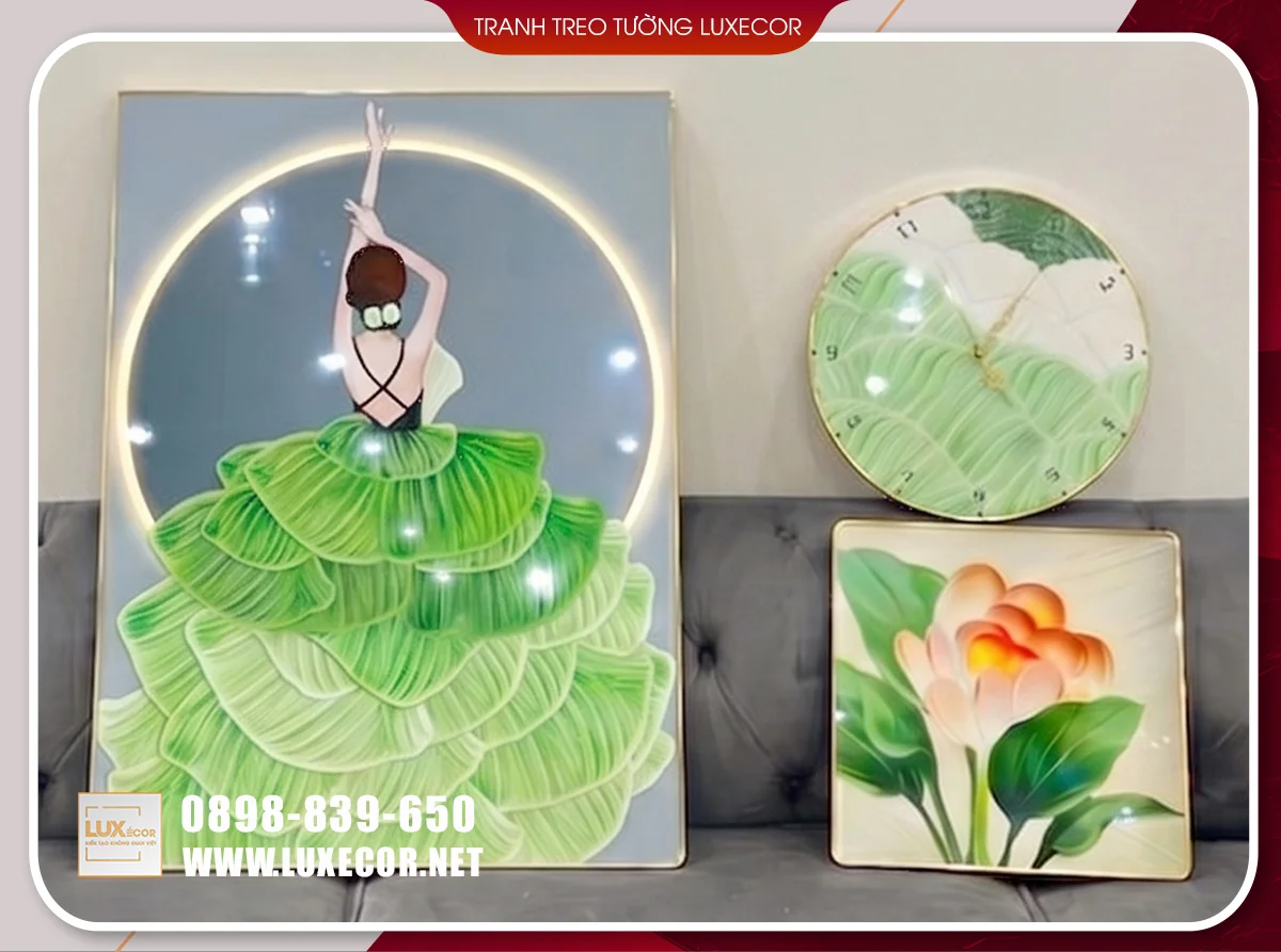 Ảnh thực tế bộ tranh đồng hồ tráng gương cô gái tulip, nền MDF mica, khung composite vàng.