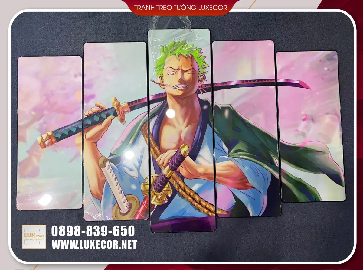 Ảnh thực tế tranh tráng gương anime Zoro One Piece 5 tấm, nền MDF mica, khung vàng bo góc.
