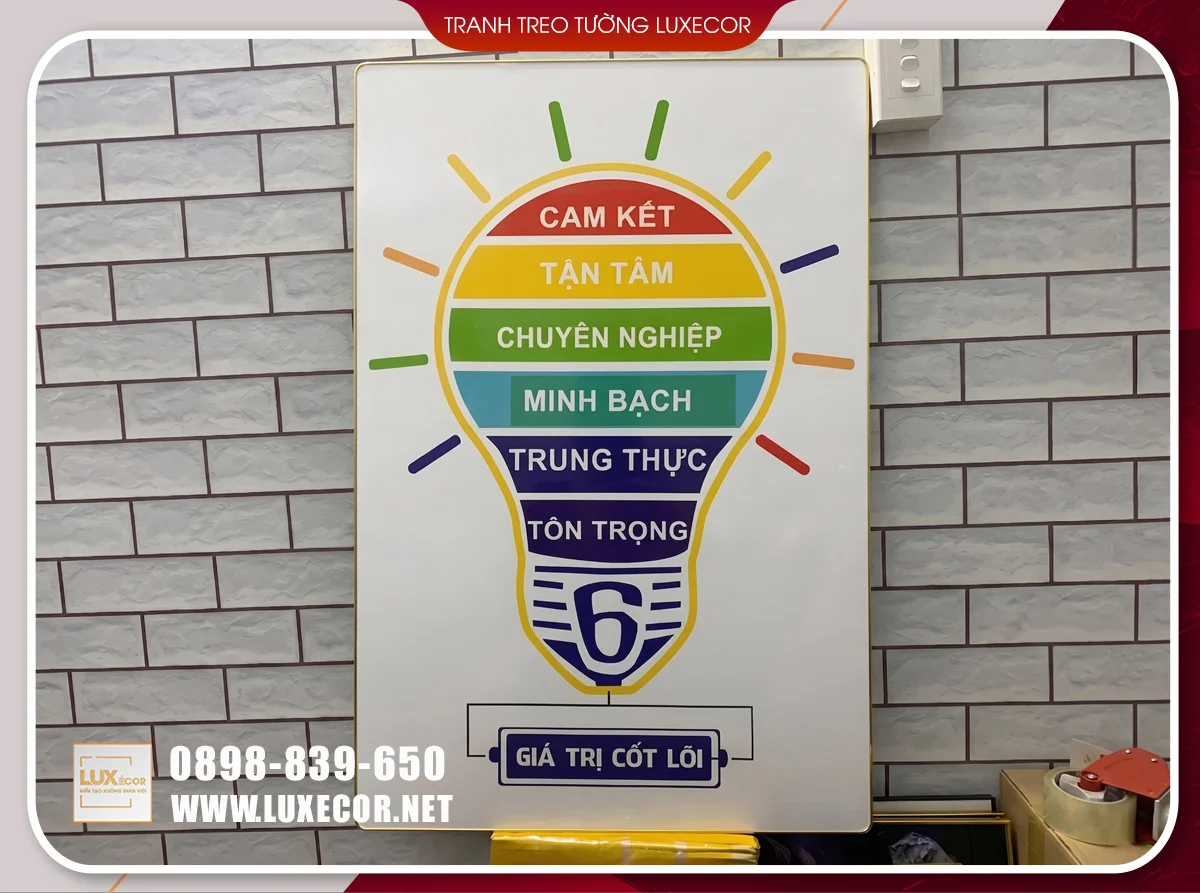 Ảnh thực tế tranh tráng gương slogan truyền cảm hứng, nền MDF mica, khung composite vàng bo góc.
