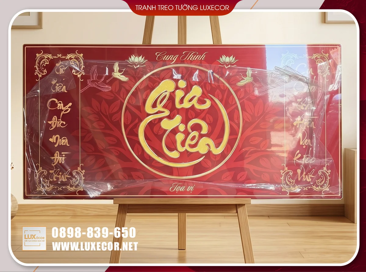 Ảnh thực tế tranh tráng gương phòng thờ gia tiên chữ vàng, nền MDF mica, khung composite.