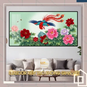 Bức tranh tráng gương phượng hoàng tung cánh bên hoa mẫu đơn xanh trang trí phòng khách Luxecor.