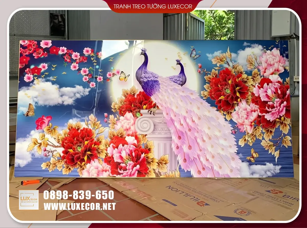 Ảnh thực tế tranh tráng gương chim công hoa mẫu đơn, nền MDF mica, khung composite vàng bo góc.