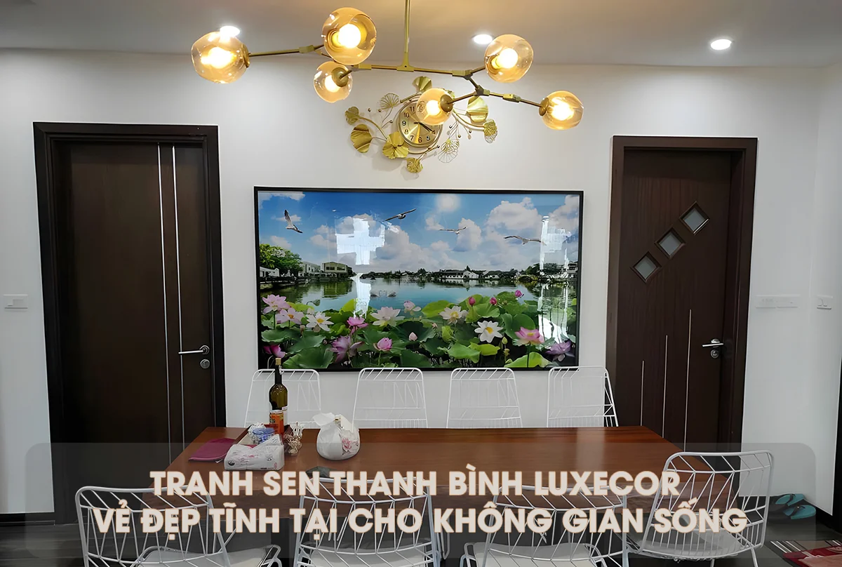 Ảnh thực tế tranh tráng gương hoa sen thanh bình treo tường phòng ăn tạo vẻ đẹp tĩnh tại.