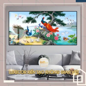 Bức tranh tráng gương phượng hoàng và chim công hội tụ bên hồ nước trang trí phòng khách.