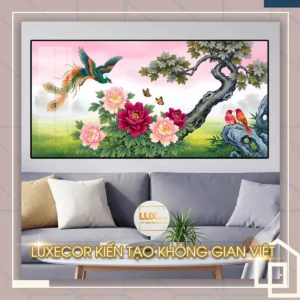Bức tranh tráng gương phượng hoàng cây tùng cổ thụ trang trí phòng khách sang trọng.