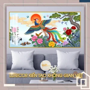Bức tranh tráng gương phượng hoàng đón mặt trời bên cây tùng trang trí phòng khách.