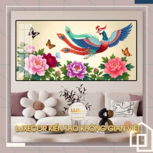 Bức tranh tráng gương phượng hoàng tung cánh giữa hoa mẫu đơn trang trí không gian làm việc.