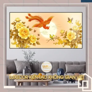 Bức tranh tráng gương phượng hoàng vàng sải cánh đón nắng trang trí biệt thự sang trọng.